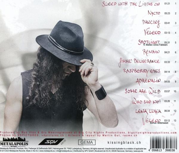Albumcover mit Text und einem Bild eines Mannes, Rückseite eines Musikalbums mit Trackliste.