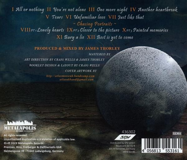 Die Rückseite einer CD, mit Text und einer grauen Kugel. Das Logo ist sichtbar.