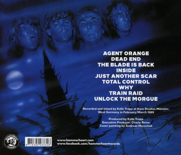Albumcover mit vier Gesichtern, Bandmitglieder. Songtitel rechts, blauer Hintergrund, Retro-Stil.