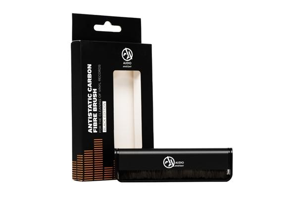 Schwarze Schallplattenbürste in einer Schachtel. 'ANTISTATIC CARBON FIBRE BRUSH' steht auf der Schachtel.