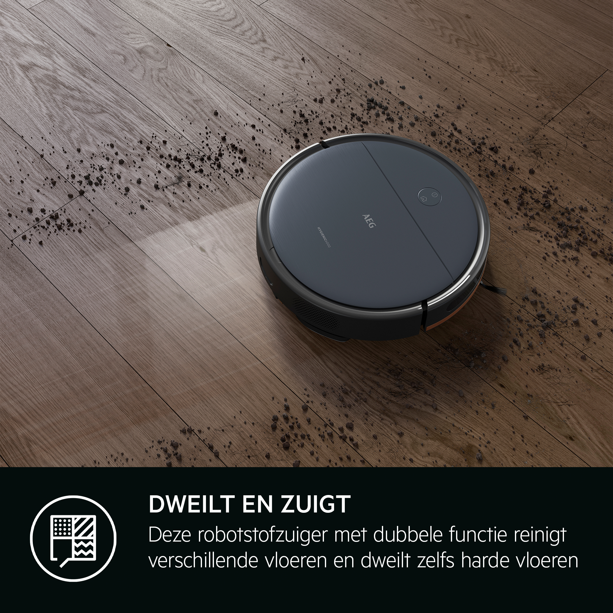 Robotstofzuiger op houten vloer, schoonmakend. Tekst zegt 'Dweilt en zuigt'.