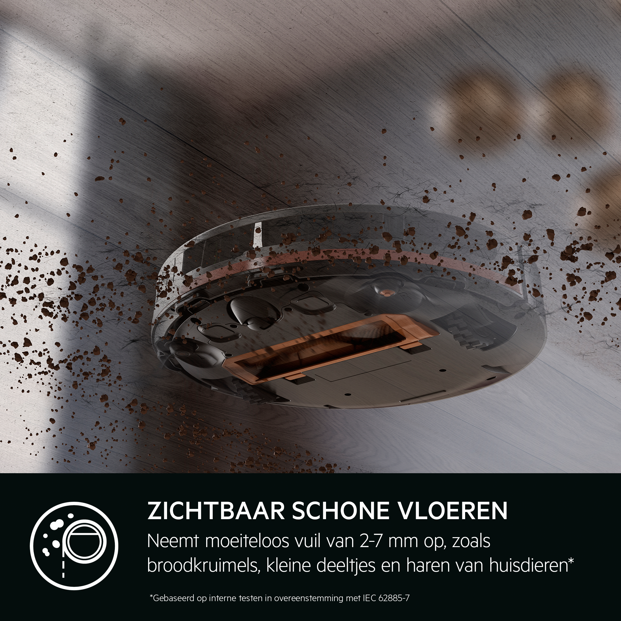 Een zwarte en koperkleurige robotstofzuiger maakt een houten vloer schoon met tekst in het Nederlands.