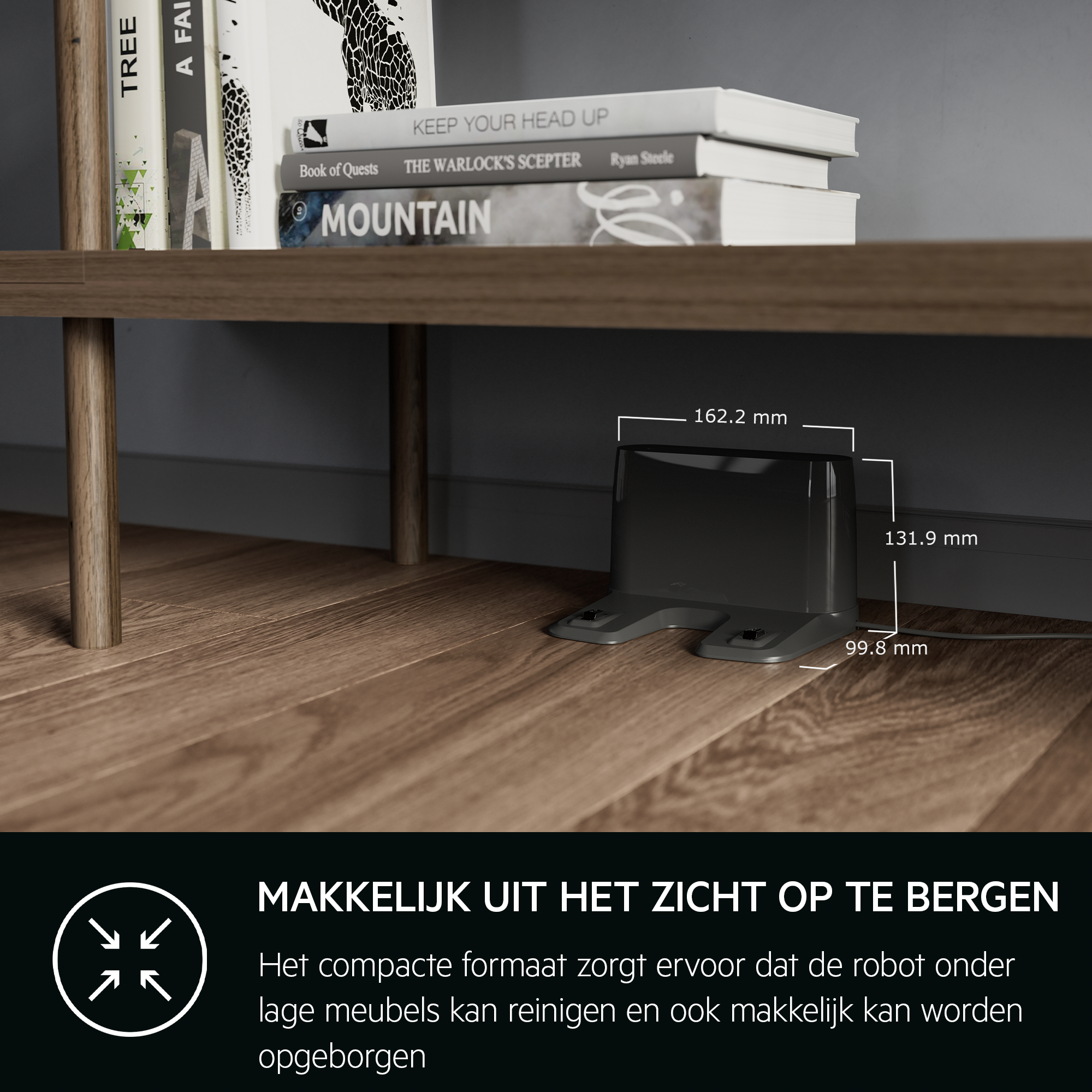 Robotstofzuiger en oplaadstation op houten vloer, naast een plank.