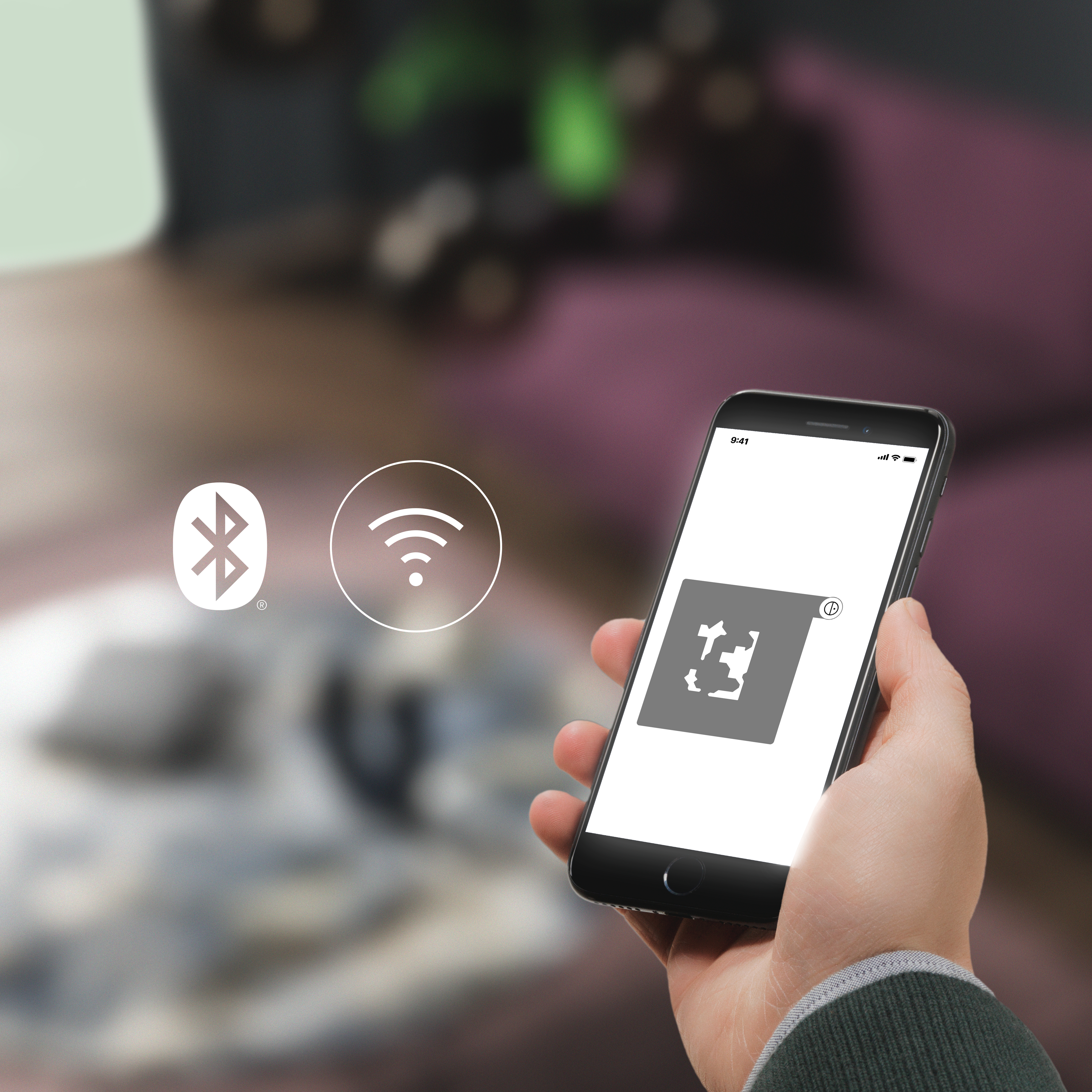 Een hand die een smartphone vasthoudt met een QR-code, met Bluetooth- en Wi-Fi-pictogrammen.
