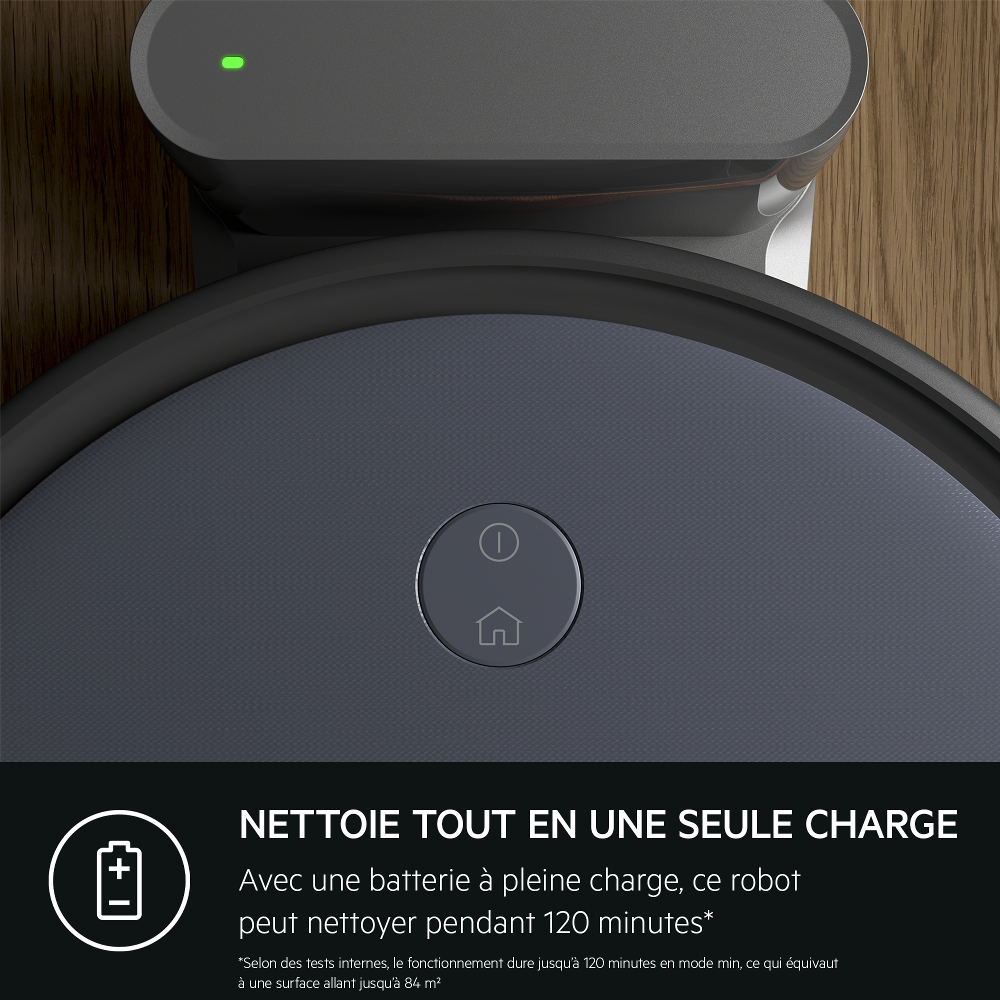 Gros plan sur une station de charge et un aspirateur robot, noir et blanc.