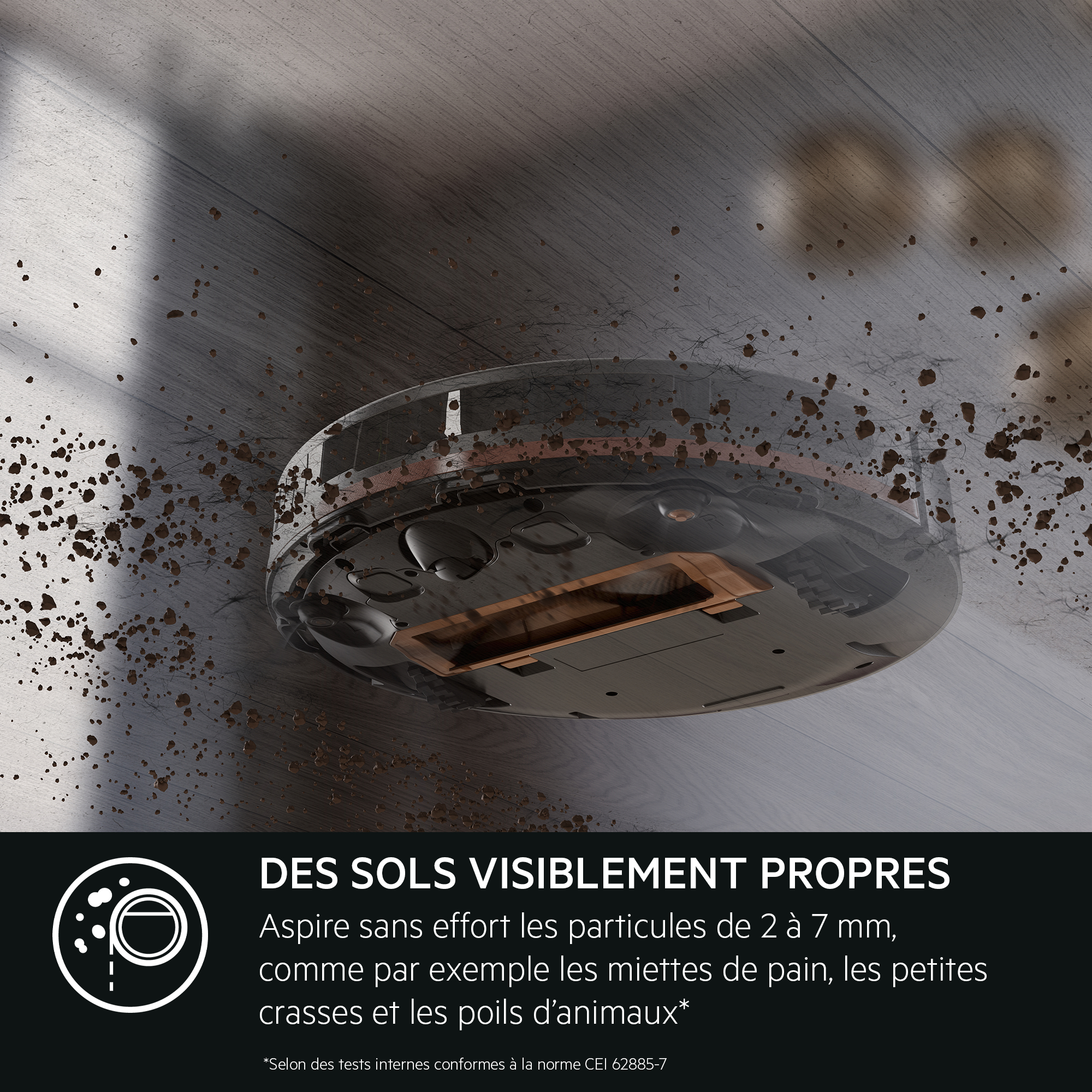 Un aspirateur robot circulaire nettoyant un plancher en bois, avec du texte en bas.