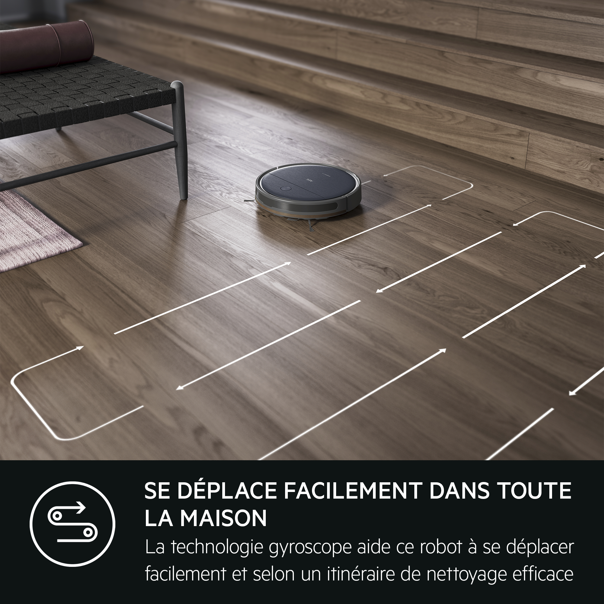Aspirateur robot sur un sol en bois avec des lignes de trajectoire de nettoyage.