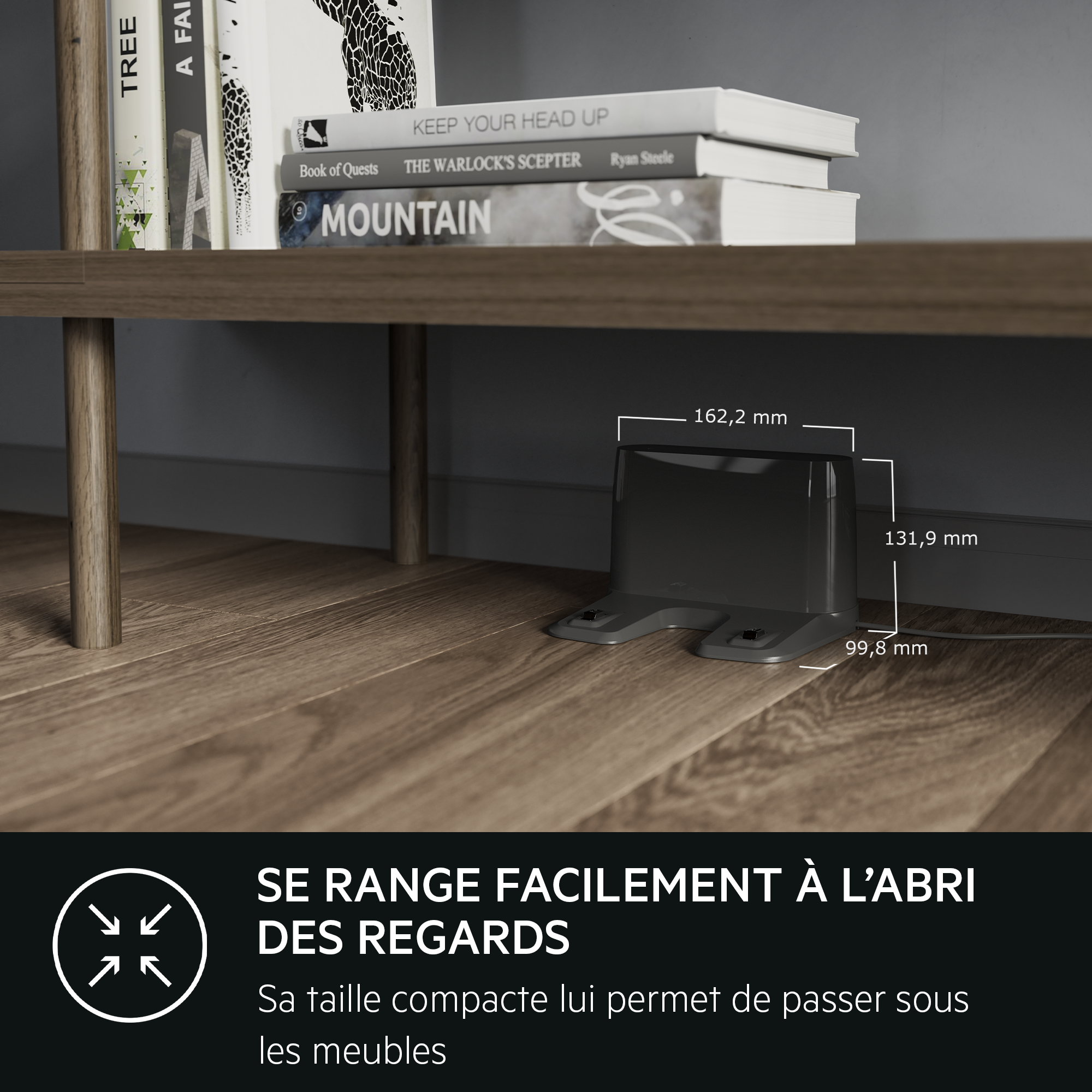 Une base de charge gris foncé sur un sol en bois, avec des livres sur une étagère au-dessus. Le texte dit qu'il est facile à cacher.