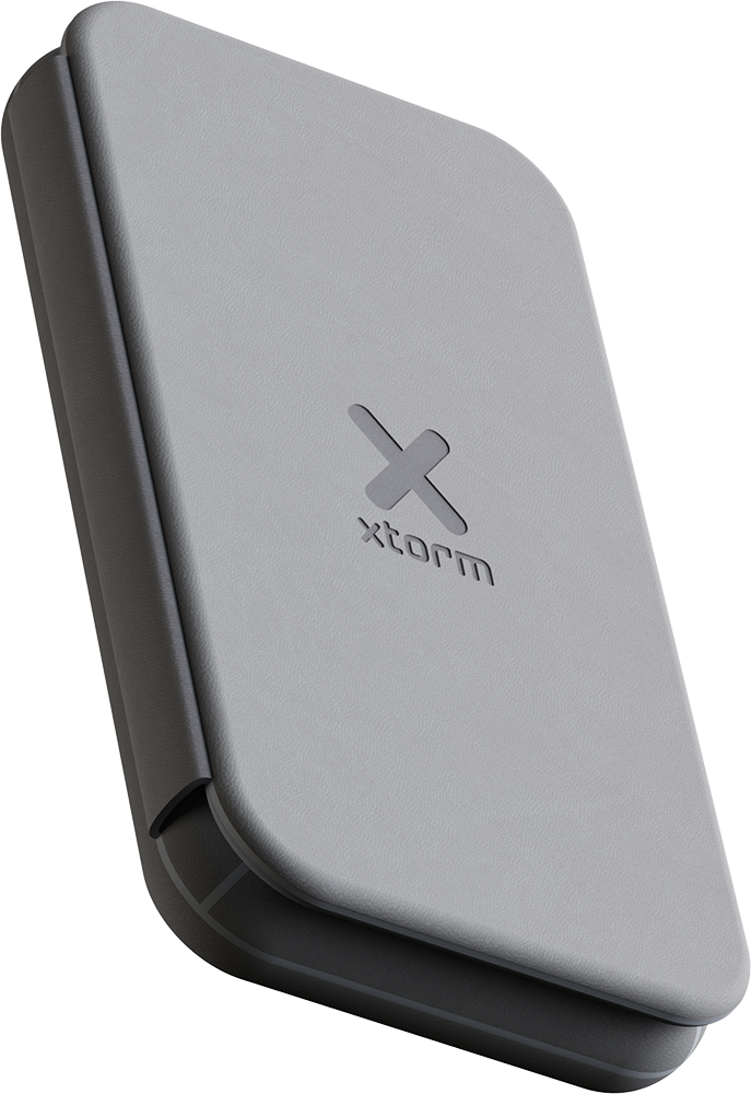Ein graues rechteckiges Gerät mit einem dunkelgrauen Scharnier. Das Gerät hat das Logo 'xstorm', eine Kreuzform, eingeprägt.