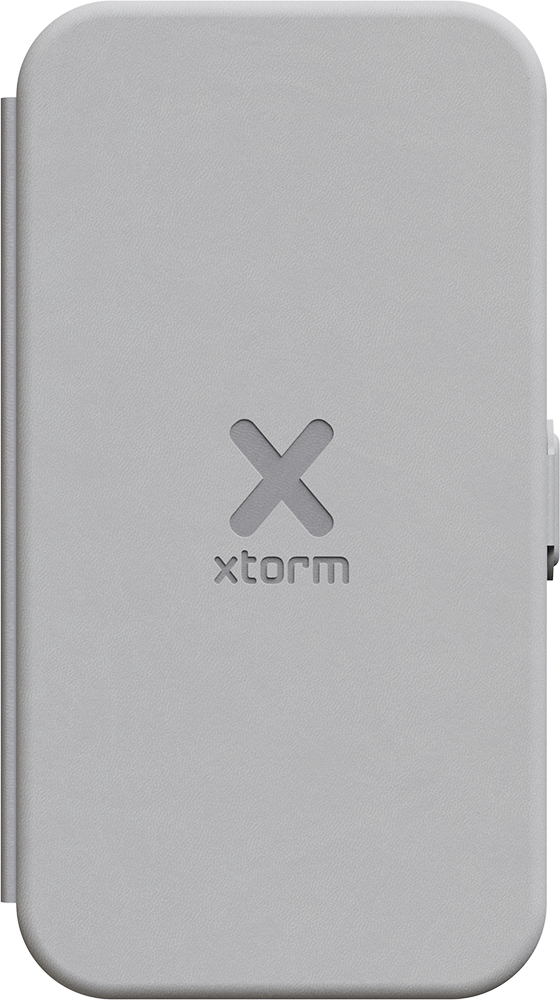Eine geschlossene, hellgraue Handyhülle mit geprägtem 'X' und 'xtorm'-Logo. Die Hülle hat eine strukturierte Oberfläche und abgerundete Ecken.
