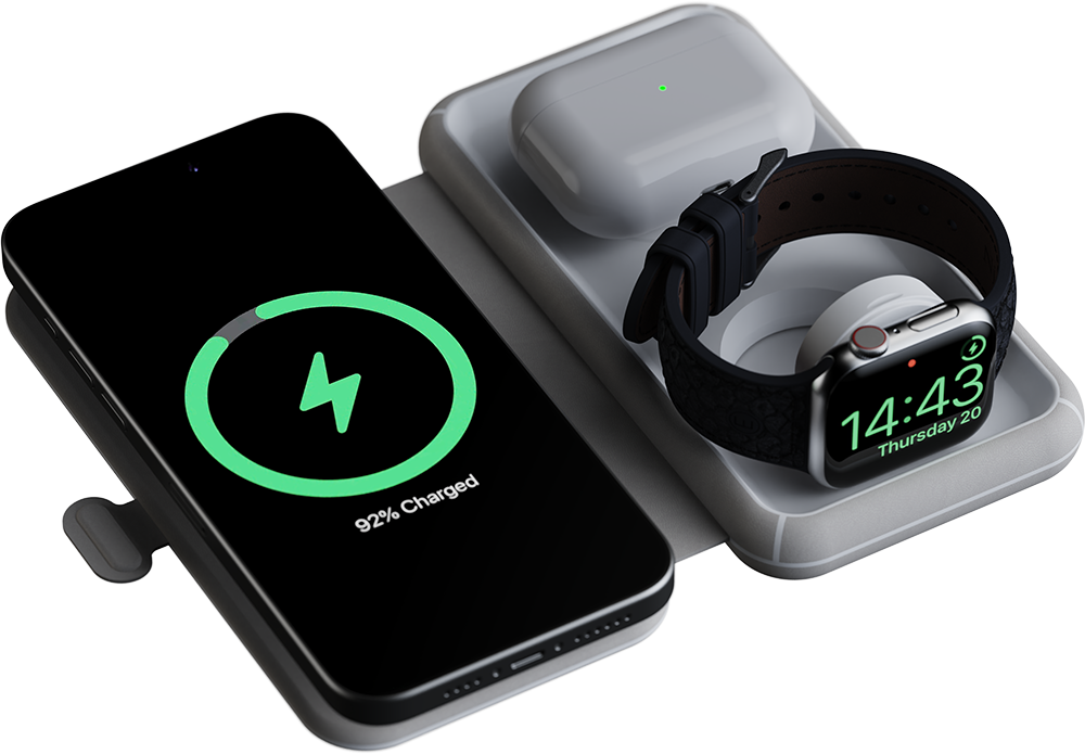 Ein Handy lädt, 92 % geladen. Eine Apple Watch und AirPods befinden sich ebenfalls auf einer Ladestation.