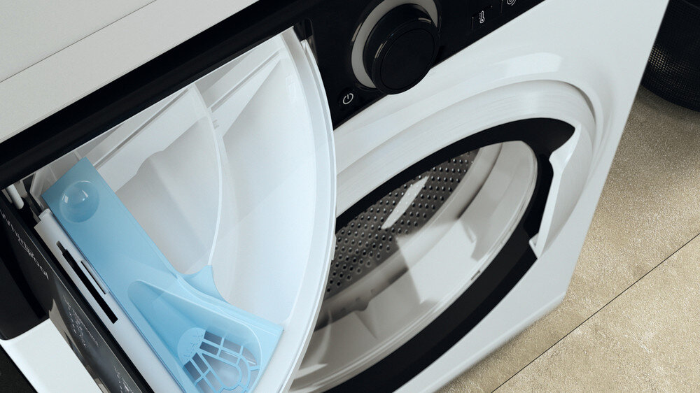 Pralka z otwartym dozownikiem na detergent. Widoczna niebieska taca na detergent. Pralka jest biało-czarna.