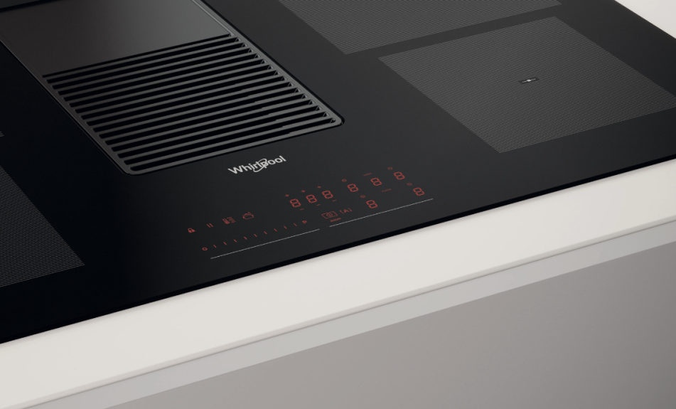 Zbliżenie czarnej płyty indukcyjnej z podświetlanymi na czerwono elementami sterowania. Widoczne logo Whirlpool.