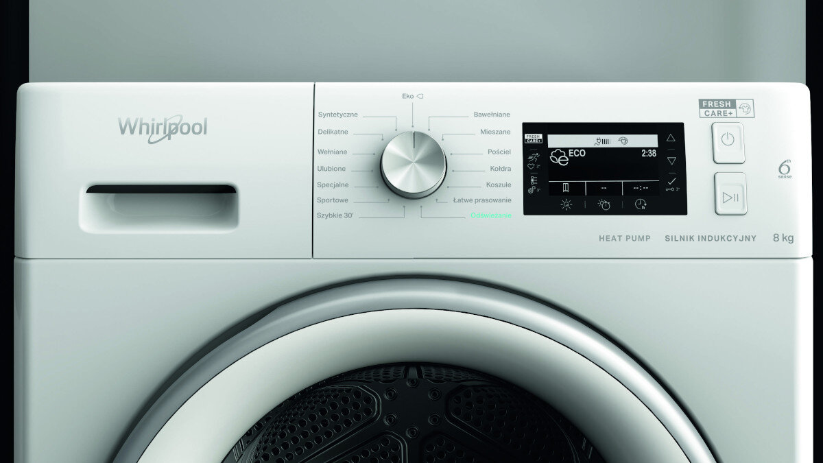 Biała suszarka Whirlpool. Panel sterowania pokazuje ustawienia, czas i opcje. Drzwi bębna na dole.