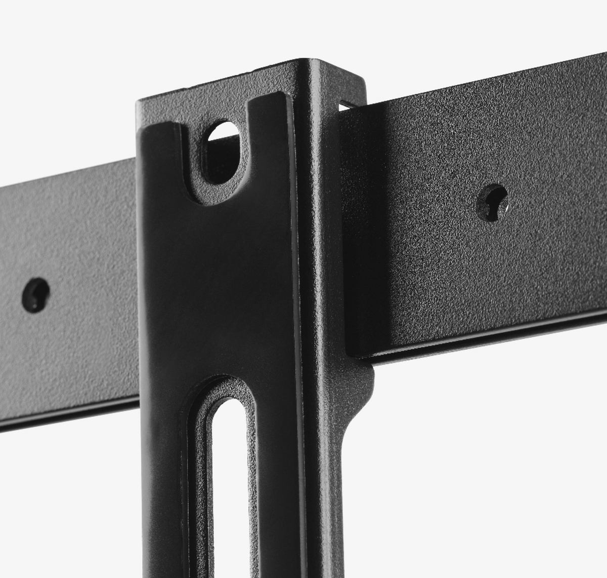 Nahaufnahme von schwarzen Metall-TV-Halterungsteilen.