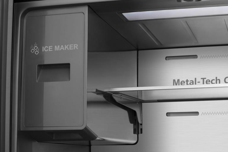 Hűtő belseje, jégkészítő, metal-tech rekeszek.