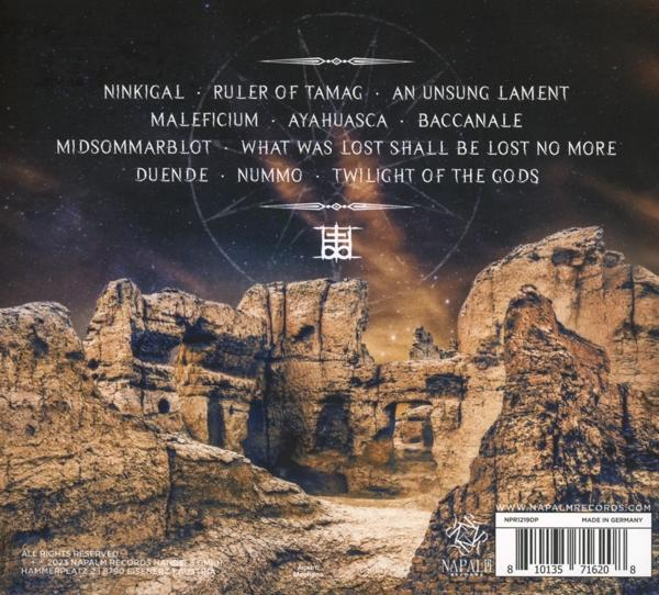 Die Rückseite eines Albums mit Text und einem Bild von Felsformationen. Der Hintergrund ist eine Weltraumszene.