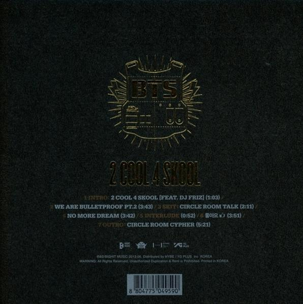 Goldenes Albumcover mit koreanischem Text und Logo. Es gibt Titellisten und Copyright-Informationen.