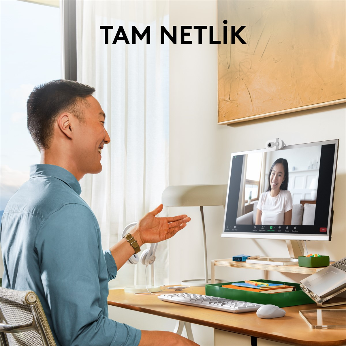 Bir kadınla görüntülü görüşmede adam, ekran video akışını gösteriyor. Türkçe metin.