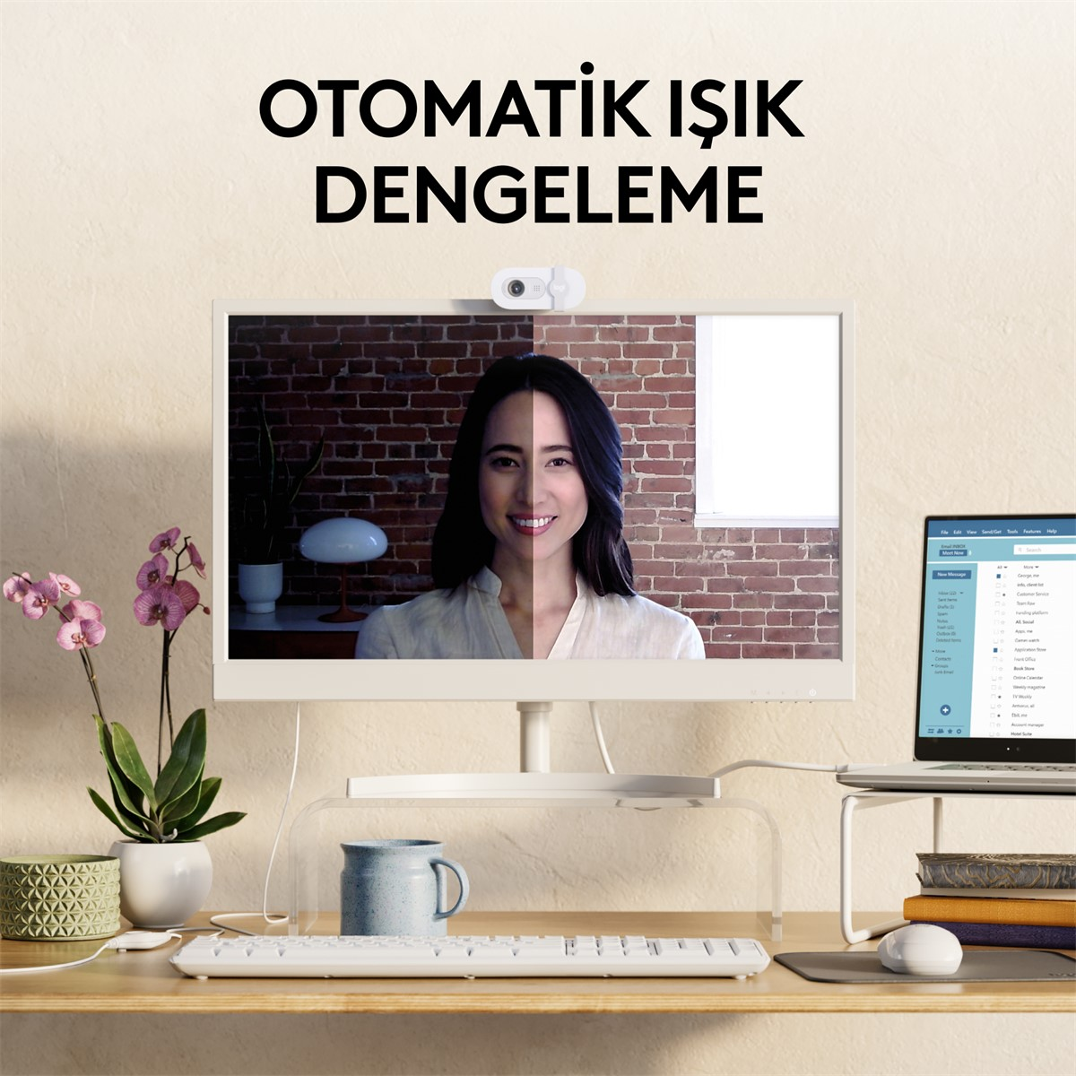 Otomatik ışık dengesini gösteren bir monitörle gülümseyen bir kadın.