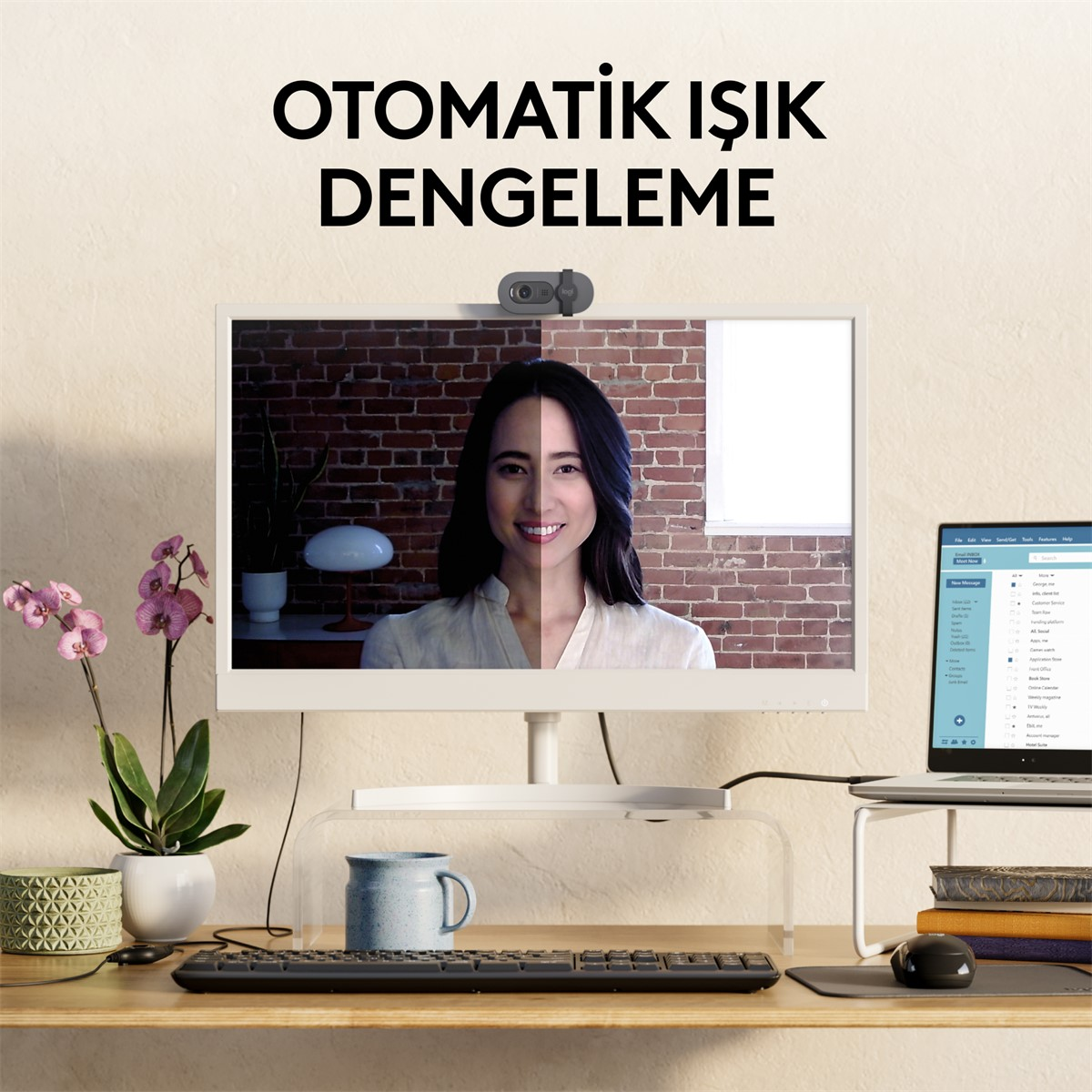 Ekrandaki bir kadın, bilgisayar ve masa düzeniyle otomatik ışık dengesini gösteriyor.