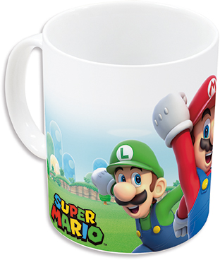 Una taza blanca con los personajes de dibujos animados Mario y Luigi impresos.