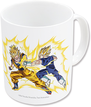 Una taza blanca con una escena de Dragon Ball Z de Goku y Vegeta luchando, con energía amarilla.