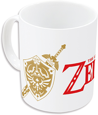 Taza blanca con escudo y espada dorados, y logotipo rojo de Zelda. La taza está sobre una superficie blanca.