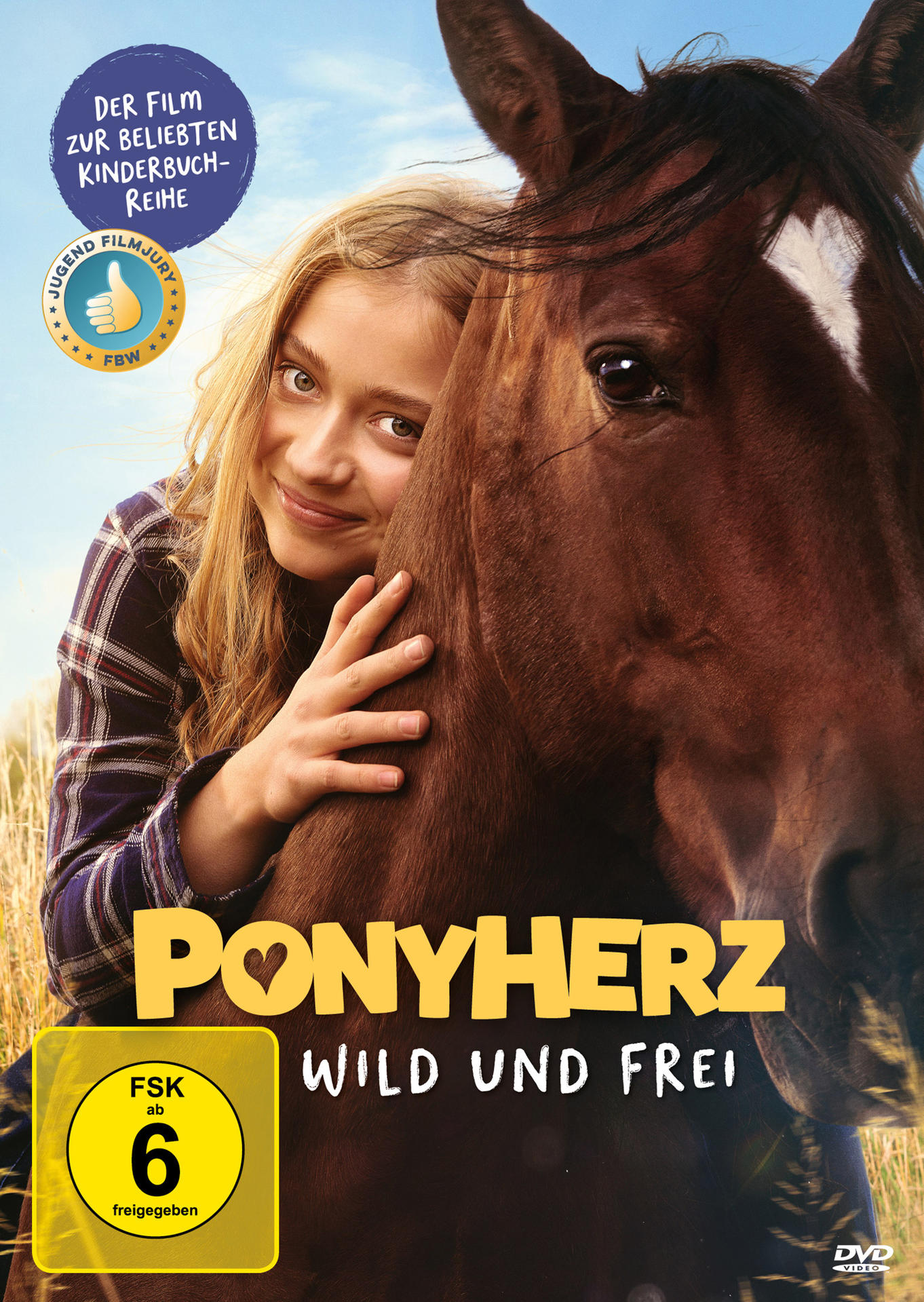Filmcover. Mädchen umarmt Pferd, Titel: Ponyherz Wild und Frei, deutscher Text.