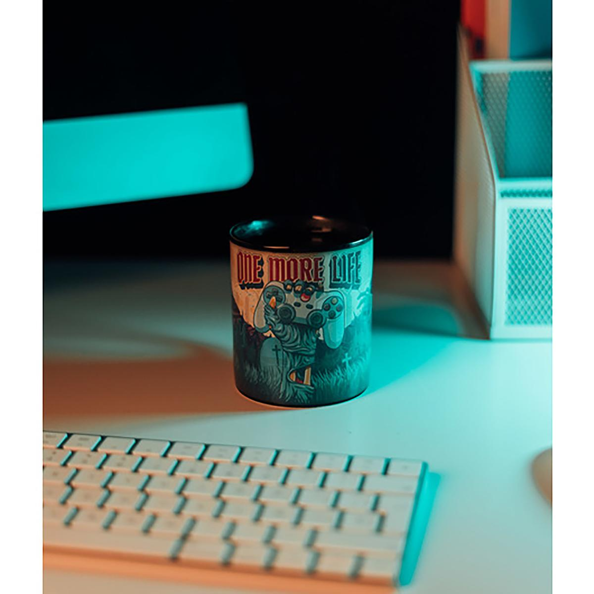 Eine Tasse mit Gaming-Motiv.