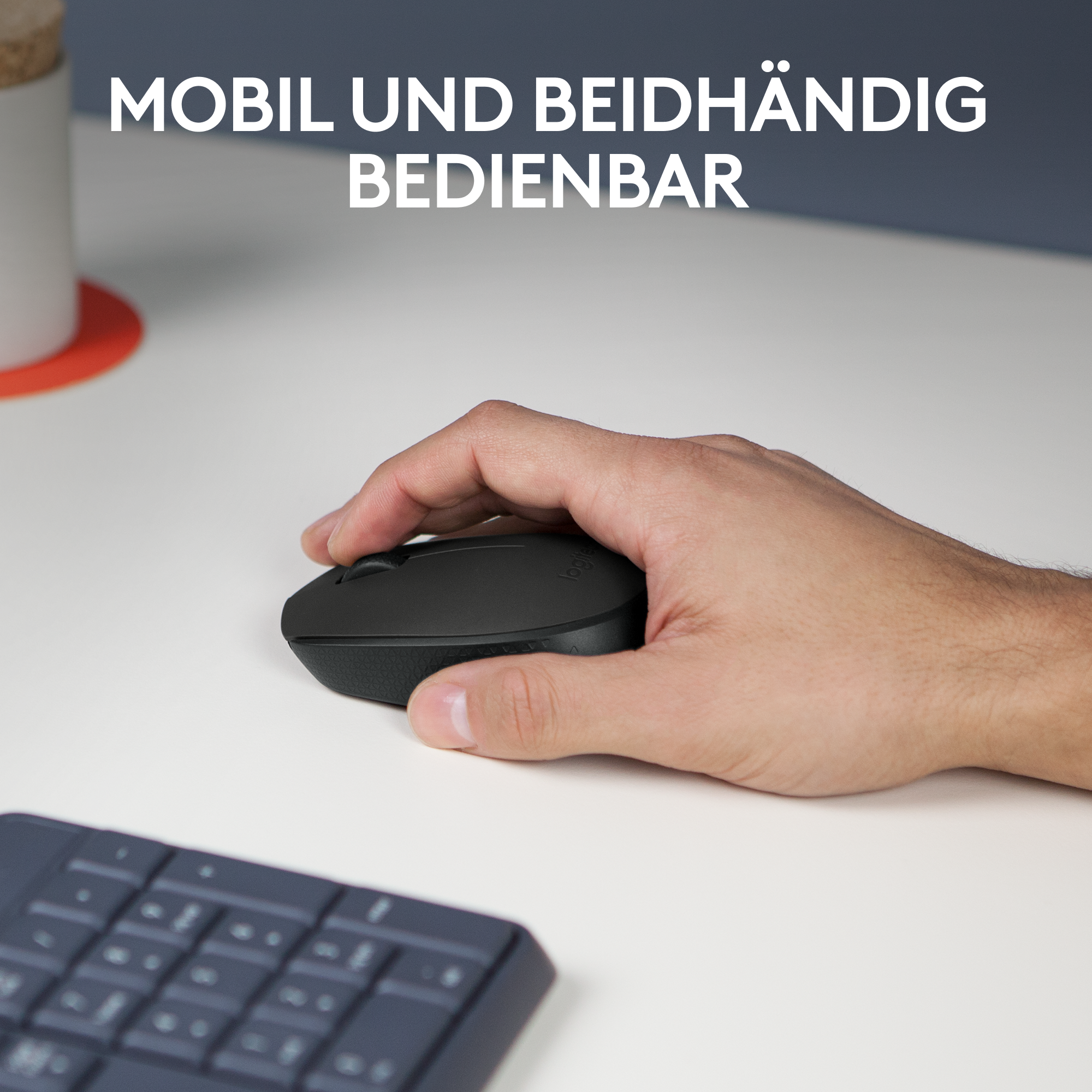 Die Hand einer Person, die eine schwarze Computermaus auf einer weißen Oberfläche benutzt, mit Text darüber.