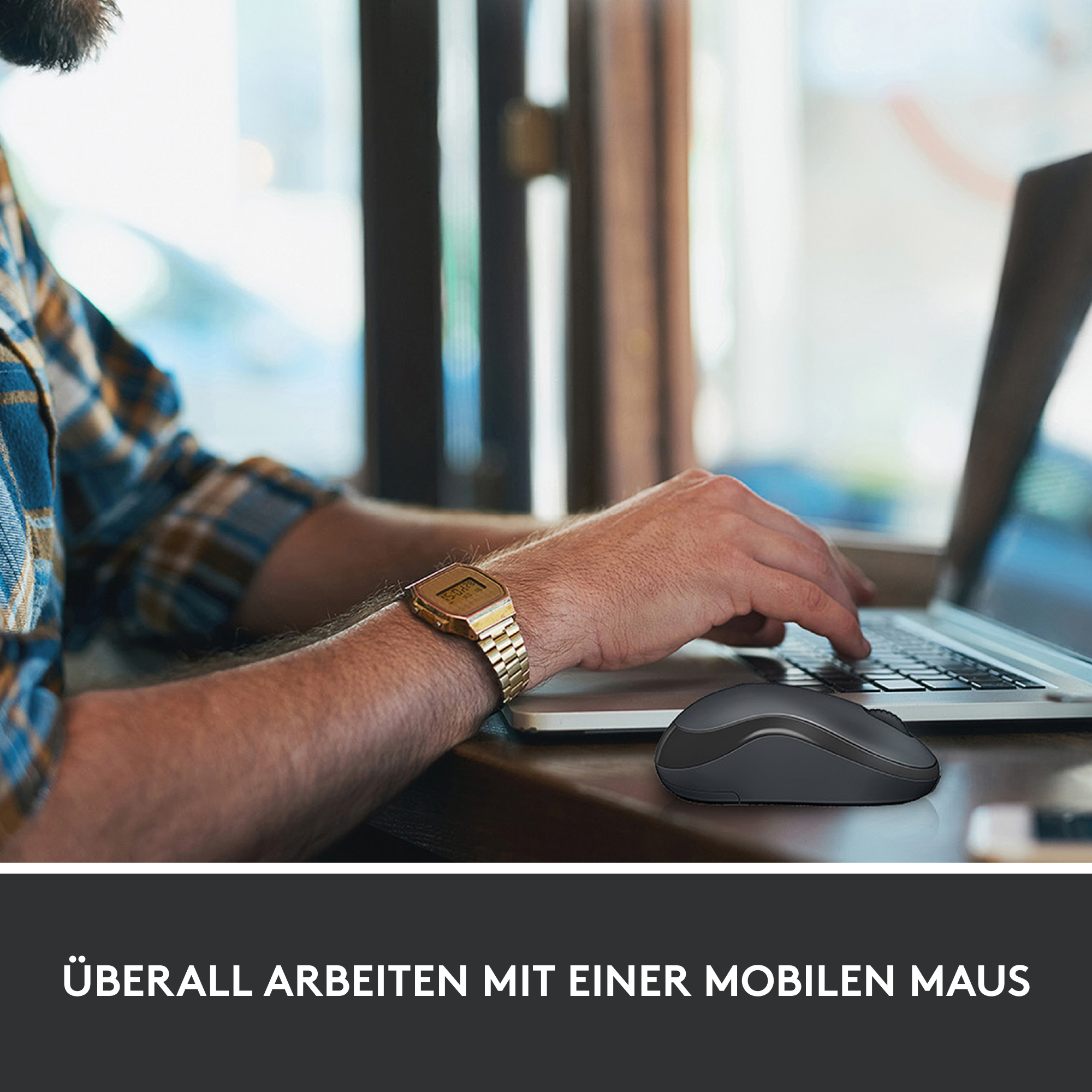 Eine Person benutzt eine kabellose Maus auf einem Laptop. Am Handgelenk ist eine goldene Uhr.