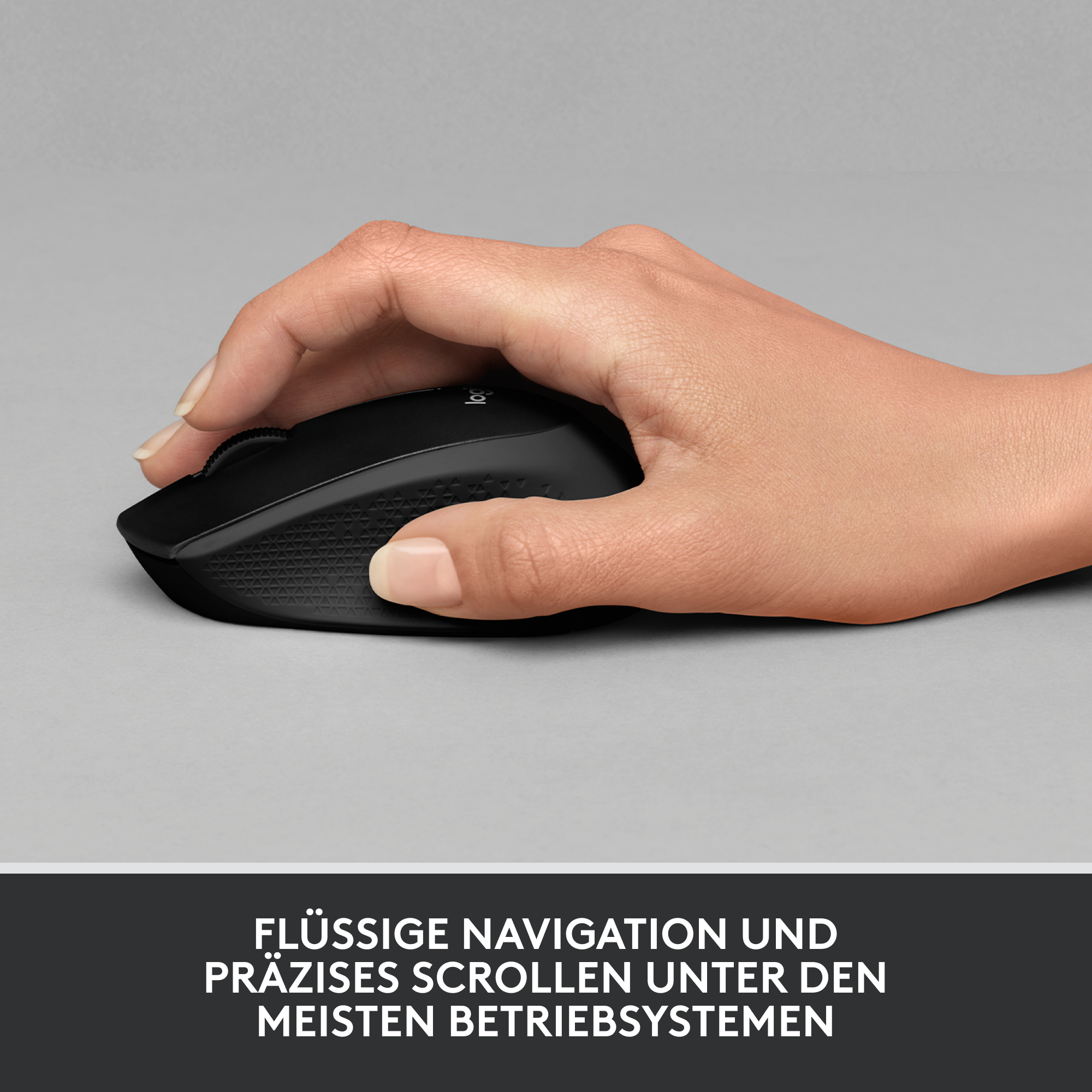Eine Hand benutzt eine schwarze, kabellose Computermaus.