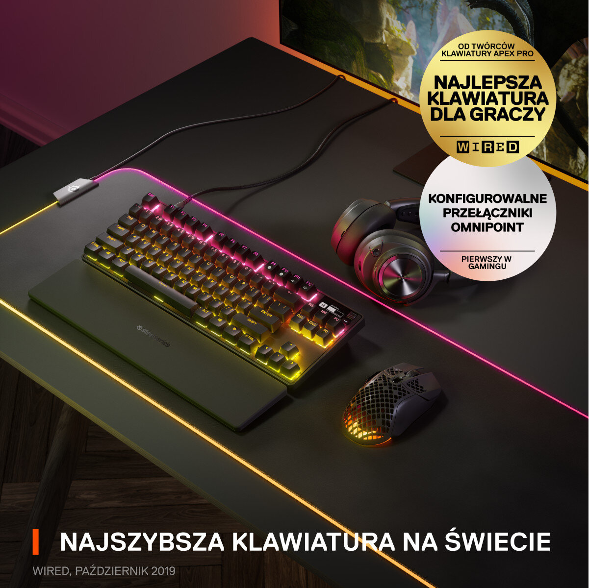 Klawiatura dla graczy z kolorowymi światłami, myszką i zestawem słuchawkowym na biurku.