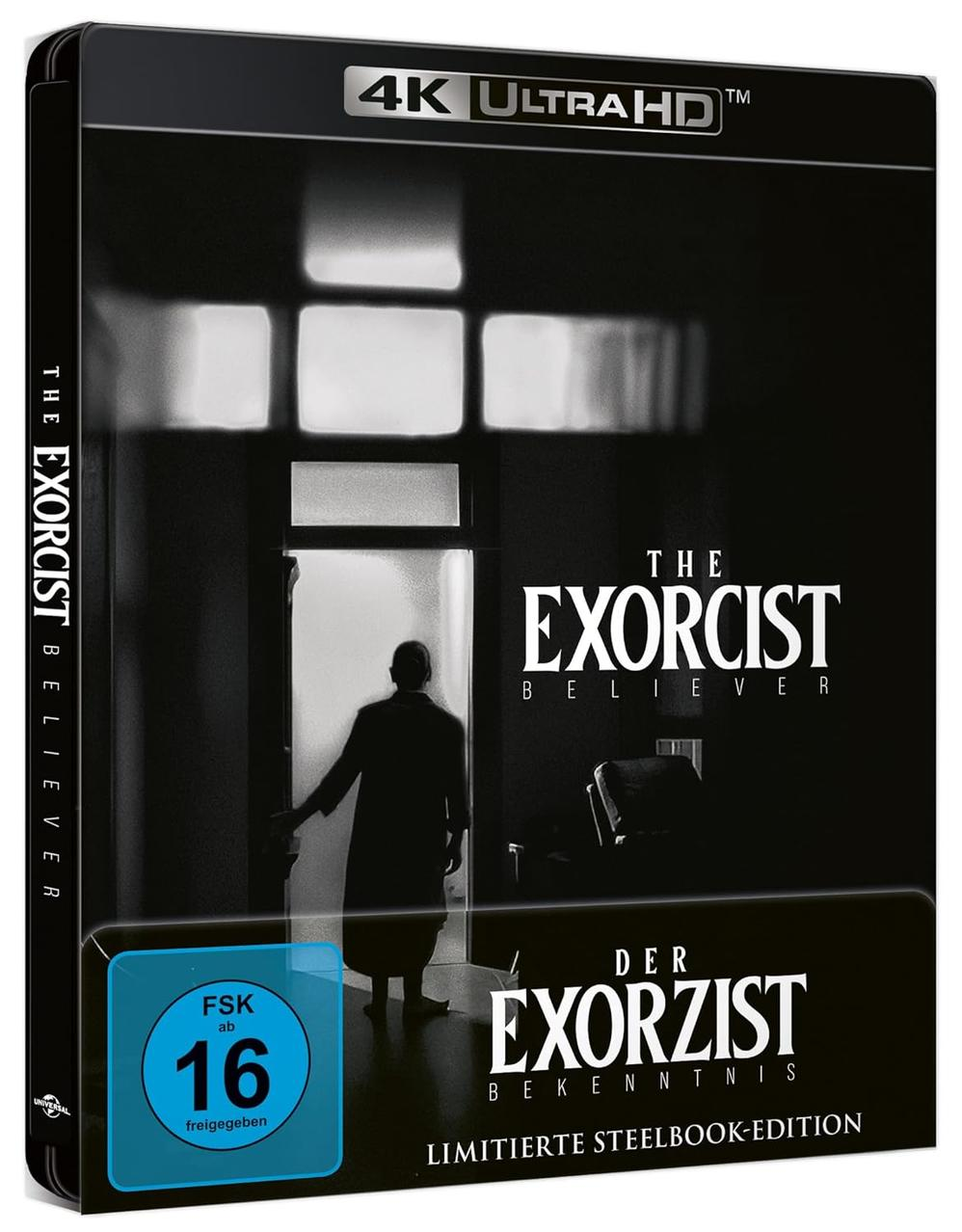 Ein Filmcover für 'The Exorcist: Believer' in einem schwarzen Gehäuse, mit einer Figur in einem Türrahmen und Text.