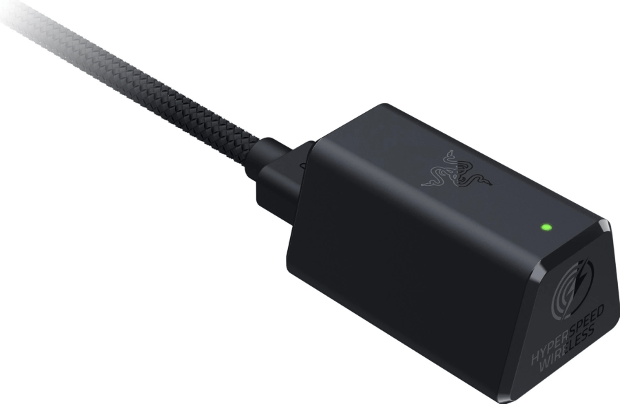 Un dongle USB inalámbrico Razer HyperSpeed negro con cable trenzado.