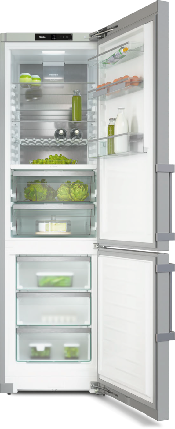 Offener Kühlschrank mit Lebensmitteln wie Trauben, Artischocken, Eiern und Milchflaschen.
