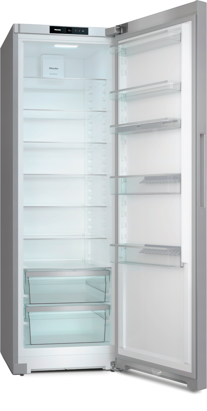 Ein leerer, offener Kühlschrank mit Glasböden und Schubladen. Die Tür ist geöffnet.