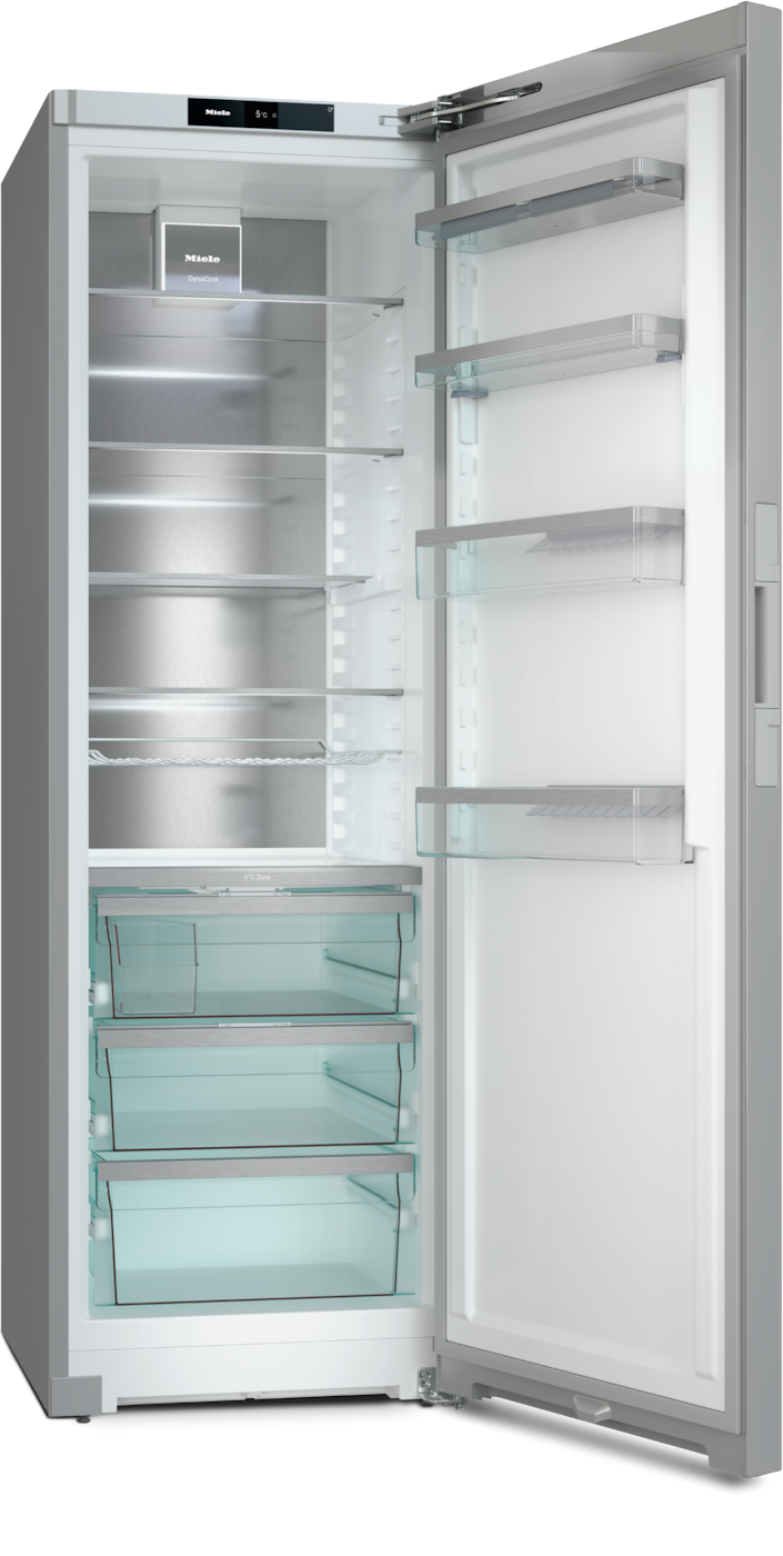 Ein offener, leerer Kühlschrank mit Glasablagen und Schubladen.