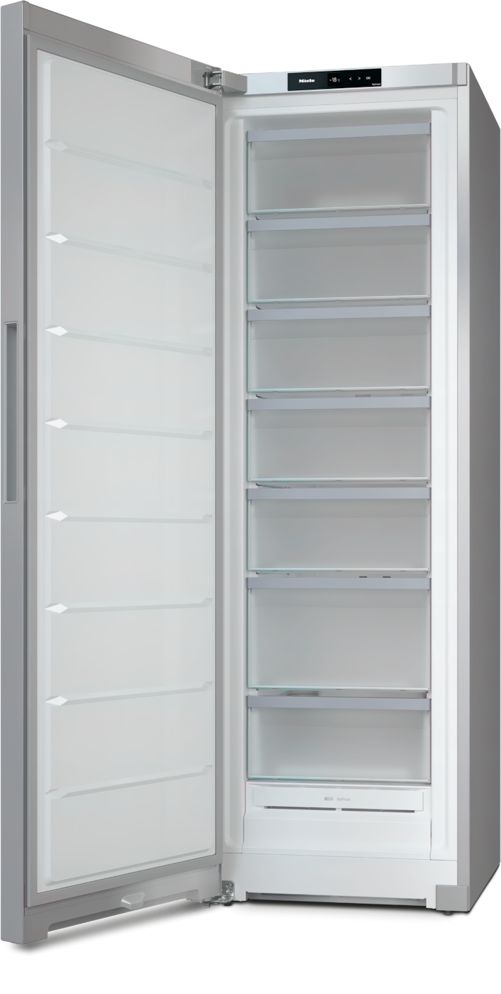 Ein offener, silberner Kühlschrank mit sechs Glasböden und einer Schublade.
