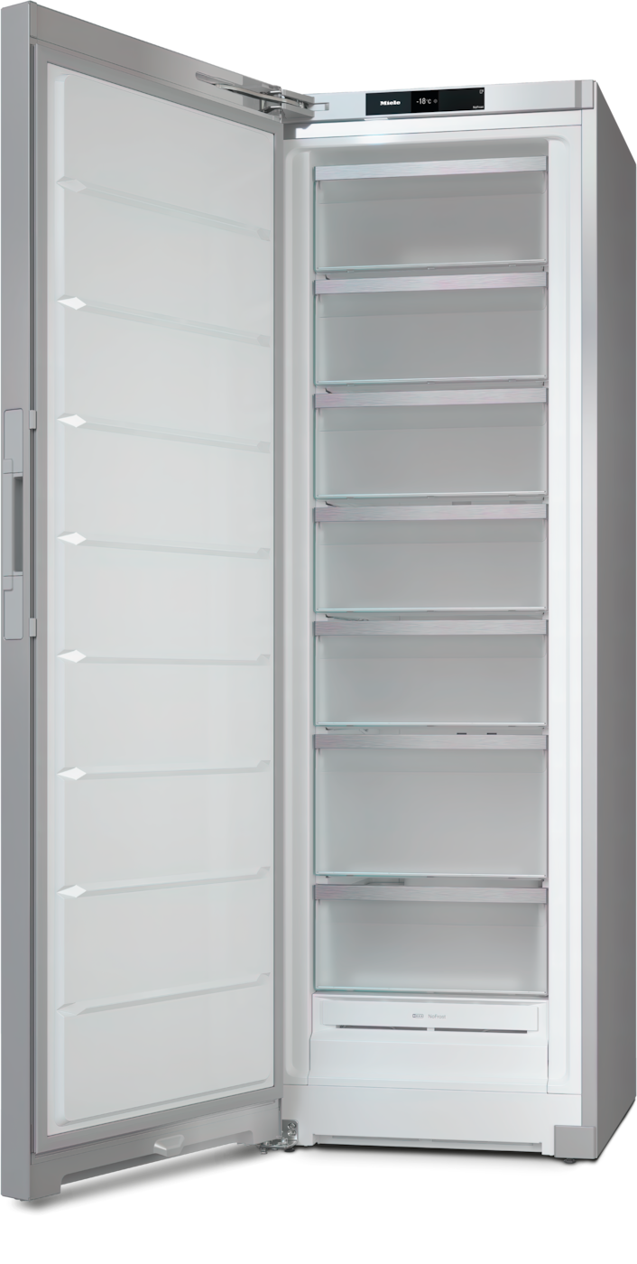 Ein offener, silberner Kühlschrank mit mehreren Glasregalen und einer Schublade.