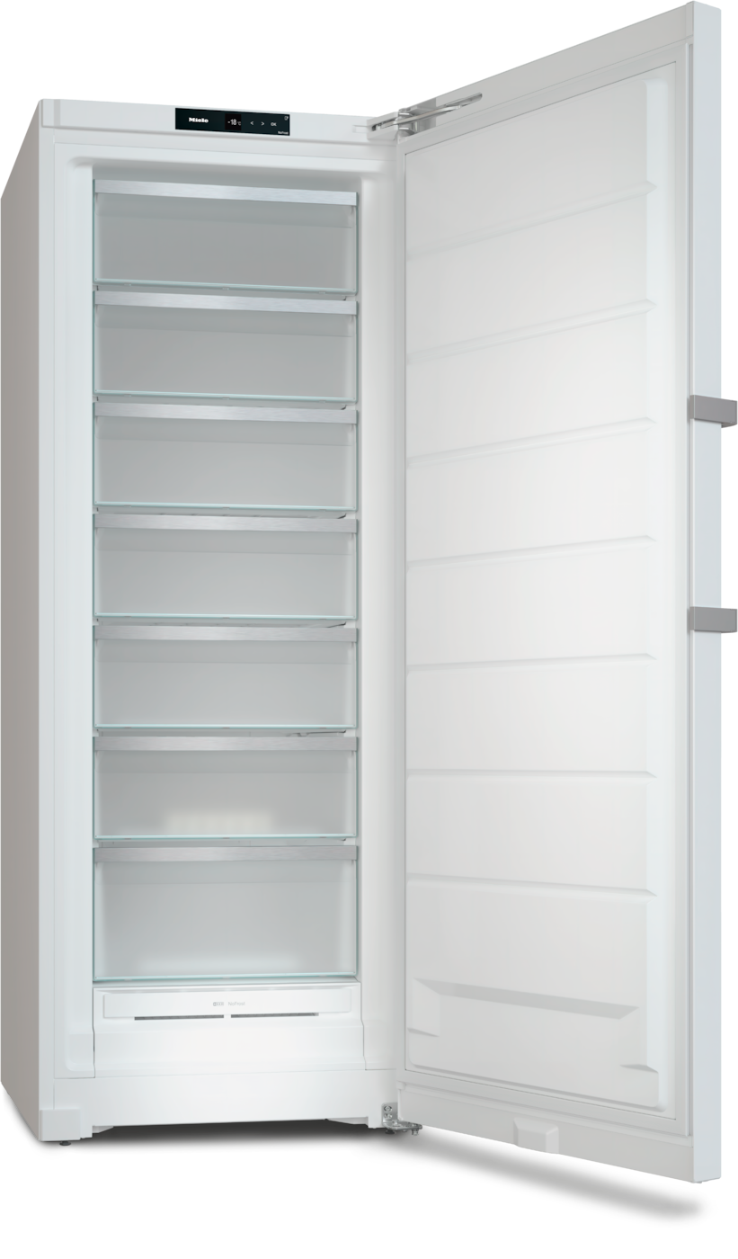 Ein weißer Gefrierschrank mit geöffneter Tür und Glasböden.