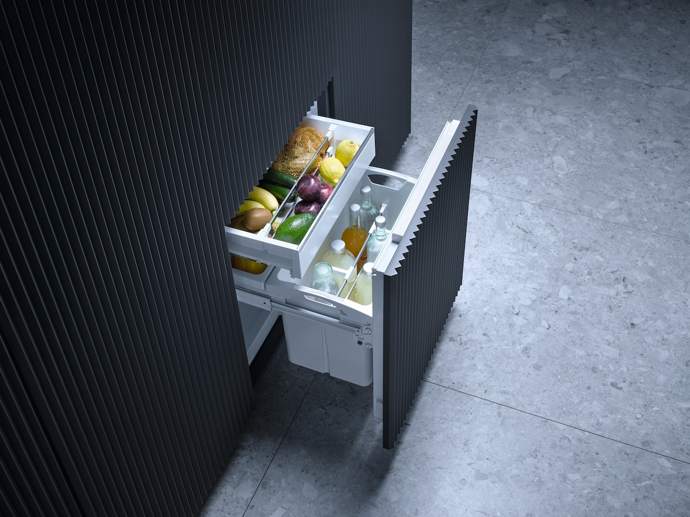 Ausgezogene Kühlschubladen mit Obst, Gemüse und Flaschen.