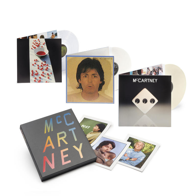 Sammlung von McCartney-Vinyl-Schallplatten und Einlagen. Albumcover und Fotos sichtbar.