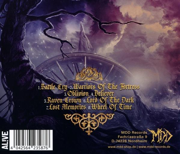 CD-Cover mit Fantasy-Artwork. Eine Uhr im Hintergrund, ein Baum und Text. Lila und Blautöne.