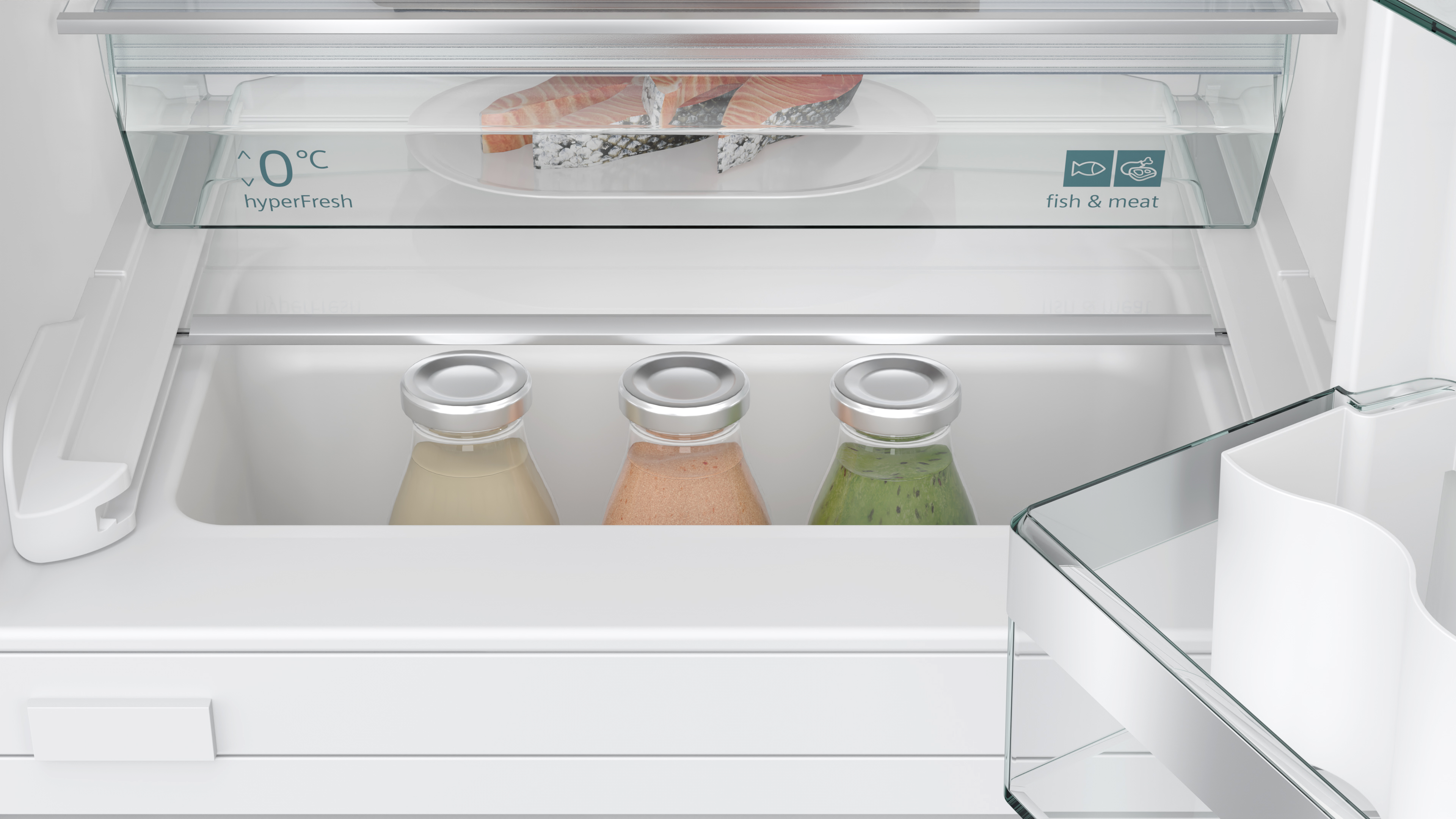 Kühlschrank Innenraum mit frischen Lebensmitteln, darunter Fisch und Gläser.