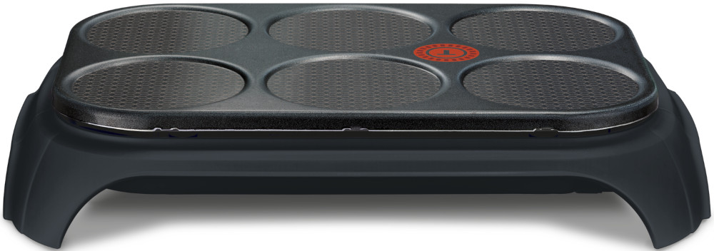 Zwarte crêpemaker met zes cirkelvormige kookoppervlakken. Donkergrijze basis en handvatten.