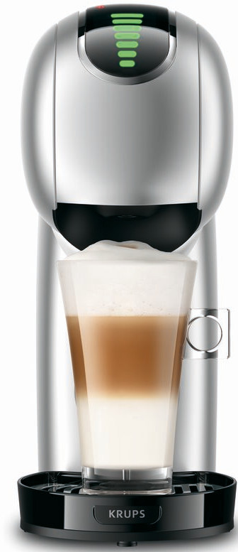 Zilveren Krups koffiemachine met een glas latte. Zwarte basis en een witte achtergrond.