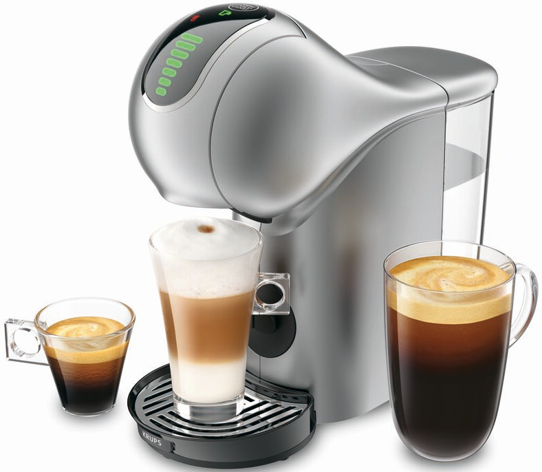 Zilveren Krups-koffiemachine met drie koffiedranken in glazen.