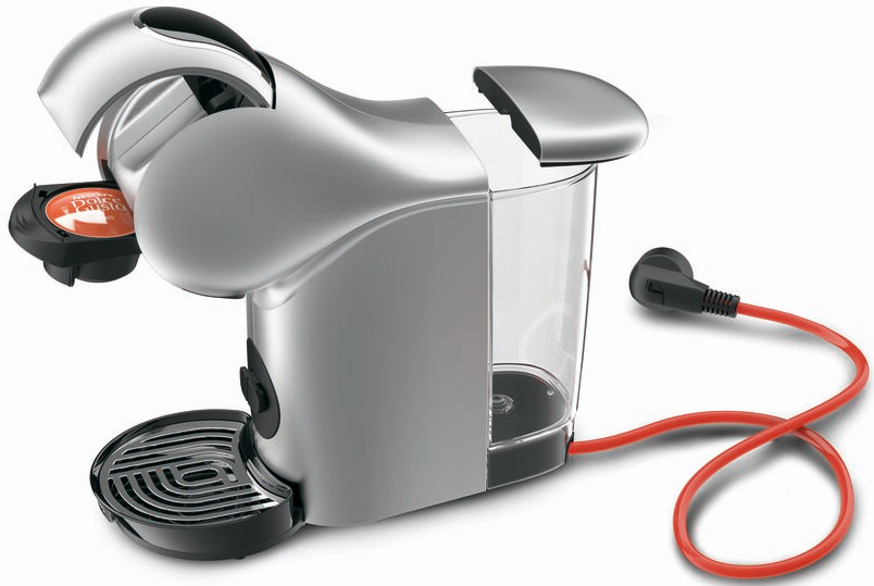 Zilverkleurige Dolce Gusto koffiemachine. Oranje koffiepad ingebracht. Rood netsnoer zichtbaar.